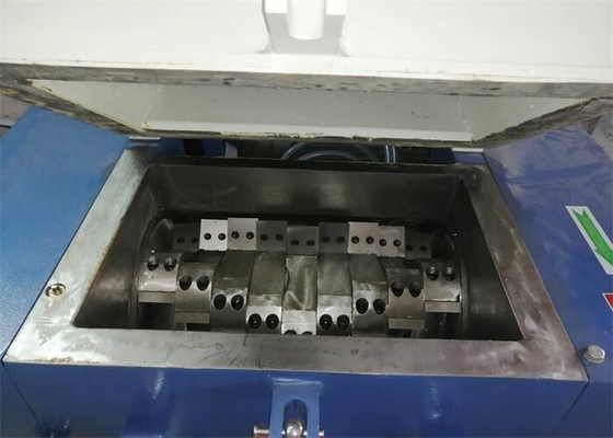 Szary centralny granulator granulujący Maszyna do rozdrabniania tworzyw sztucznych do recyklingu High Speed